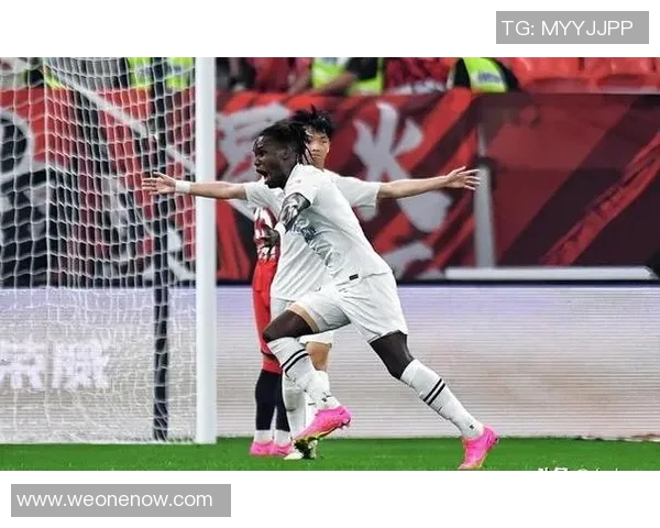 拜仁与佛罗伦萨比赛中的争议判罚引发广泛讨论与热议